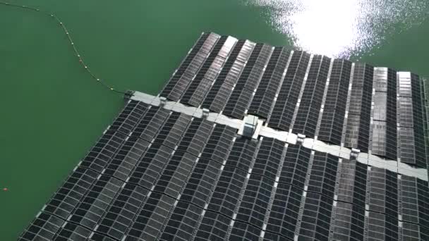 Luchtfoto Van Een Vlucht Vanuit Een Drijvende Fotovoltaïsche Zonnecentrale Het — Stockvideo