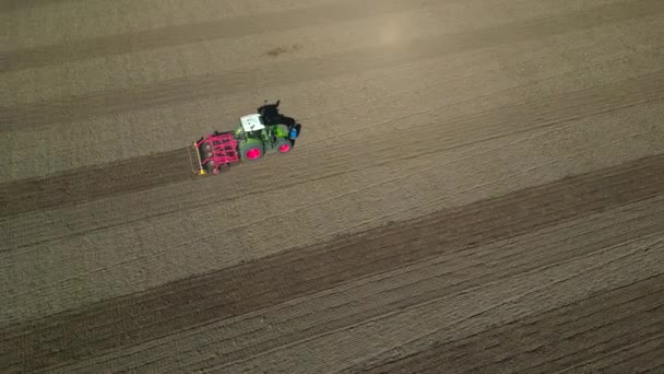 在被看作是空中景观的农田里 拖拉机犁地松土 — 图库视频影像