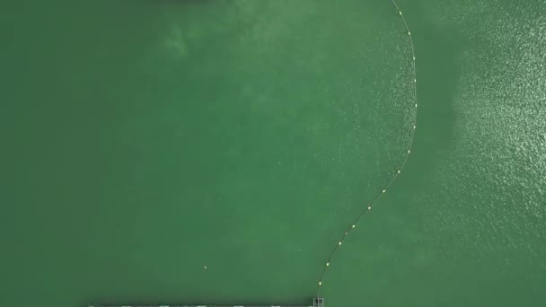 Аерофотозйомка Польоту Над Плавучими Сонячними Панелями Сонячної Ферми Воді Озера — стокове відео