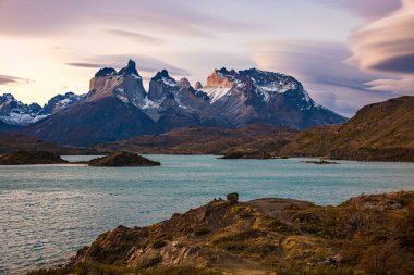 Pehoe Gölü 'ndeki Los Cuernos del Paine, Torres del Paine Ulusal Parkı, Şili, Patagonya, Güney Amerika