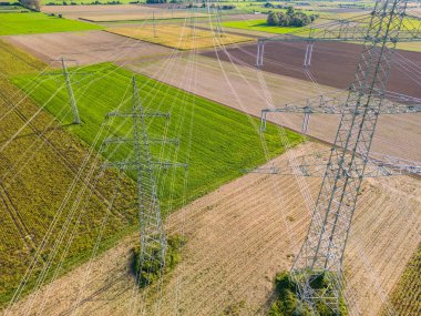 Bir hava atışı olarak tarımsal alan üzerindeki elektrik direkleri arasındaki birçok elektrik hattı