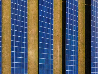 Zemine monte edilmiş bir fotovoltaik sistemin yukarıdan en iyi görüntü olarak güneş modüllerinin hava görüntüsü
