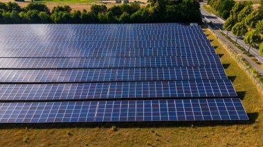 Yenilenebilir enerji üretimi için bir güneş enerjisi santralinin güneş panellerine sahip bir dizi alanı
