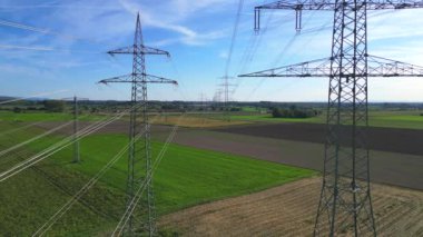 İHA uçuşu, Almanya 'nın ufukta görünen tarımsal alanların üzerinde elektrik hatları olan iki yüksek voltaj sütunu üzerinden gerçekleştirilecek.