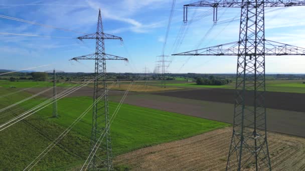 Drohnenflug Durch Zwei Hochspannungsmasten Mit Stromleitungen Über Landwirtschaftlichen Feldern Bis — Stockvideo