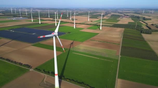 Drohnenflug Richtung Windräder Und Ein Solarpark Mit Vielen Sonnenkollektoren Inmitten — Stockvideo