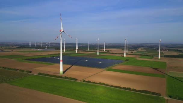 Luftaufnahme Von Windkraftanlagen Und Einer Photovoltaikanlage Zur Erzeugung Regenerativer Energien — Stockvideo