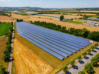 Alman Energiewende 'de yenilenebilir enerji üretimi için kırsal kesimdeki bir güneş parkındaki güneş panelleri
