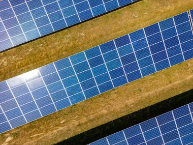 Almanya 'da çevre dostu enerji üretimi için mavi güneş pilleri bulunan bir güneş enerjisi santrali.
