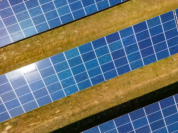 Almanya 'da çevre dostu enerji üretimi için mavi güneş pilleri bulunan bir güneş enerjisi santrali.