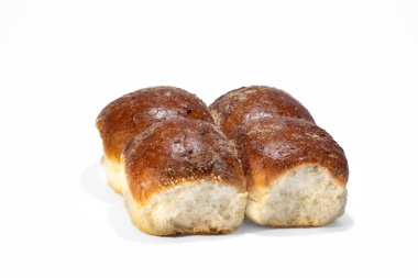 Beyaz arka planda tatlı çörekler, 4 bilgisayar. İzole edilmiş. Berdyansk pastanesinden okul çöreği.