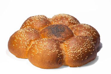 Beyaz arka planda tatlı çörek. İzole edilmiş. Berdyansk pastanesinden papatya çöreği.