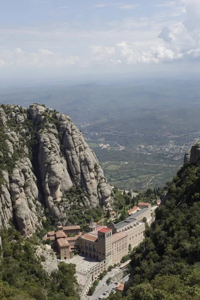 Zirveden Monserrat Manastırı 'na, vadiye, Conserolla Dağlarına ve Barcelona' ya kadar uzanan muhteşem manzara. Güneşli bir Eylül 2018 günü. Yüksek kalite fotoğraf
