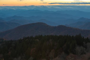 Blue Ridge Parkway 'de gün batımı Dağların katmanlarıyla