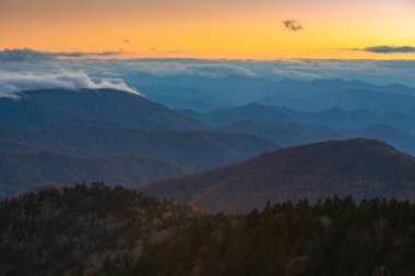 Gün batımında Blue Ridge Parkway boyunca güzel sonbahar renkleri