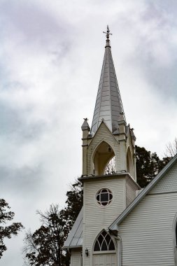 Tennessee 'nin Dumanlı Dağları' ndaki beyaz bir kilise kulesi Bulutlu bir sonbahar günü