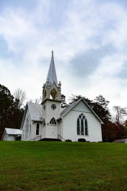 Doğu Tennessee 'nin Dumanlı Dağları' ndaki küçük beyaz köy kilisesinin dikey görüntüsü