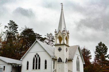 Tennessee 'deki Smoky Dağları' nın tepelerindeki güzel beyaz kilise.