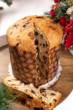 Tahtada çikolata parçacıkları olan Noel panettonu, seçici odaklanma