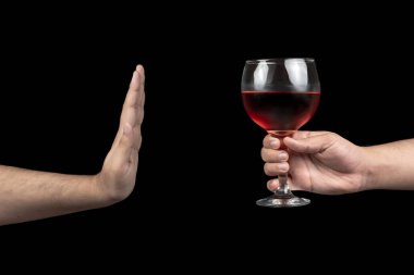 Genç adam bir bardak şarabı reddediyor. Alkolizm kavramı. Alkol bağımlılığı tedavisi. Alkol ve alkolizmi bırak..