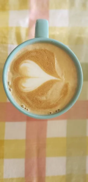 Renkli Masa Örtüsü Üzerinde Latte Art — Stok fotoğraf