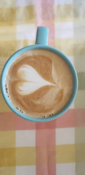 Latte Art Sur Une Nappe Colorée — Photo