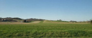Rolling Green Hills ve Blue Skies in Early Spring, Ohio