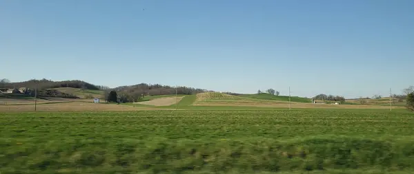 Widok Rolling Green Hills Błękitne Niebo Wczesną Wiosną Ohio — Zdjęcie stockowe