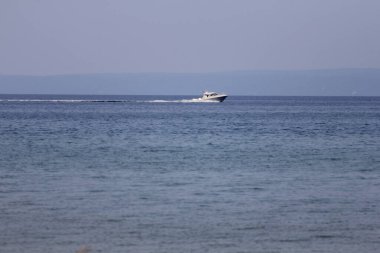 Little Traverse Körfezi 'nden kuzey kıyısına, Michigan' a doğru bakıyorum.