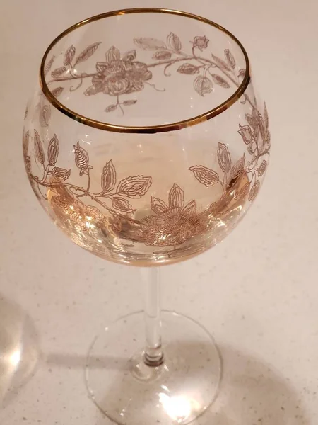 Vista Bicchiere Vino Decorato Con Motivo Floreale Dorato — Foto Stock