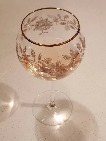 Vista Copo Vinho Ornamentado Com Padrão Floral Dourado — Fotografia de Stock
