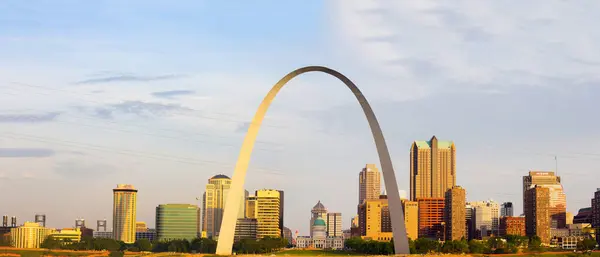 Blick Auf Die Innenstadt Von Louis Missouri Mit Seinem Ikonischen lizenzfreie Stockfotos