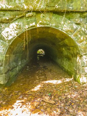 İçinden akan küçük dereli tünel