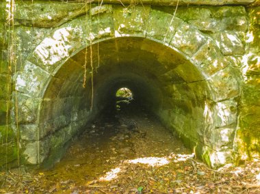 İçinden akan küçük dereli tünel