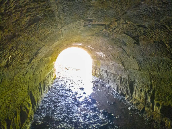 Tunnel Mit Kleinem Bach — Stockfoto