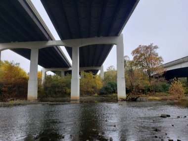 Güz, Dublin, Ohio 'daki Köprü Parkı' nın altında.