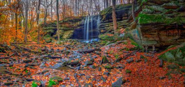 Sonbaharda Aşağı Dundee Şelalesi manzarası, Beach City Wilderness Area, Ohio
