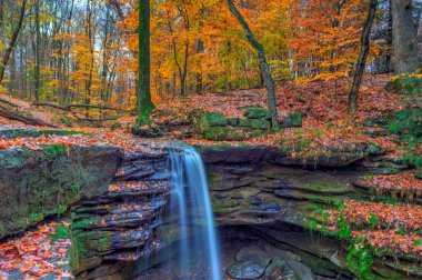 Sonbaharda Dundee Şelalesi manzarası, Beach City Wilderness Area, Ohio