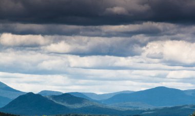 Beyaz Dağların Üzerinde Bulutlu bir Gün, New Hampshire