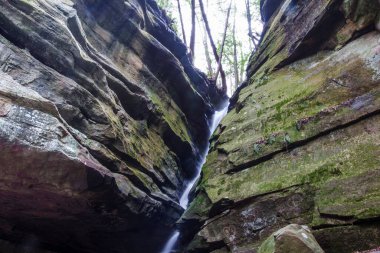 Kırık Kaya Şelaleleri, Yaşlı İnsanlar Mağarası, Hocking Hills Eyalet Parkı, Ohio