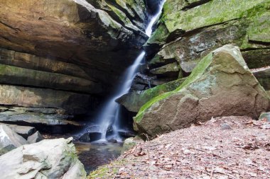 Kırık Kaya Şelaleleri, Yaşlı İnsanlar Mağarası, Hocking Hills Eyalet Parkı, Ohio