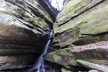 Kırık Kaya Şelaleleri, Yaşlı İnsanlar Mağarası, Hocking Hills Eyalet Parkı, Ohio