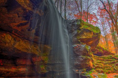 Sonbaharda Aşağı Dundee Şelalesi manzarası, Beach City Wilderness Area, Ohio