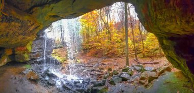 Sonbaharda Aşağı Dundee Şelalesi manzarası, Beach City Wilderness Area, Ohio