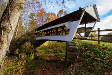 Sonbaharda Mink Hollow Köprüsü, Arney Run Parkı, Lancaster, Ohio