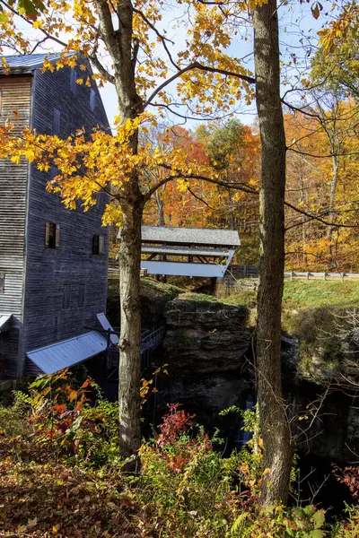 Sonbaharda Rock Mill, Lancaster, Ohio 'daki Stebelton Parkı' nda görüntüler