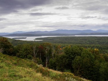 Sonbaharın başındaki Rangeley Gölü Manzarası, Maine