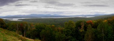 Sonbaharın başındaki Rangeley Gölü Manzarası, Maine