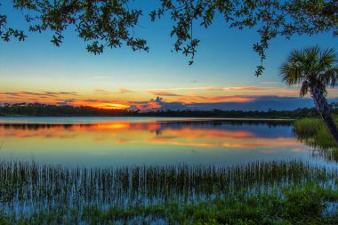 Zobel Gölü 'nde Günbatımı manzarası, George LeStrange Konservesi, Fort Pierce, Florida