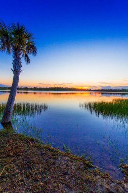 Zobel Gölü 'nde Günbatımı manzarası, George LeStrange Konservesi, Fort Pierce, Florida